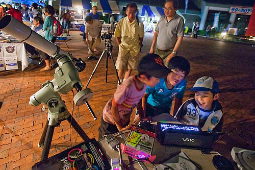 ステラショットで天体写真を撮影中の小学生たち