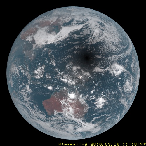 「ひまわり8号」がとらえた、地球に落ちた月の影