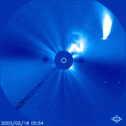 2003ǯ2LASCO C3λ˸줿ˡC/2002 V1ˤβ